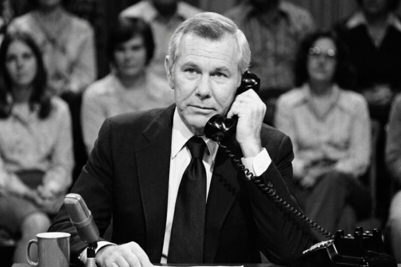 Johnny Carson Froze Mid-Sentence When He Realized Who the Caller Was 