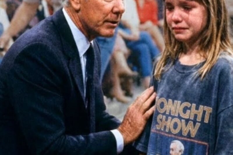 Johnny Carson SAW a Little Girl CRYING in the Front Row – He STOPPED The Tonight Show For Her 