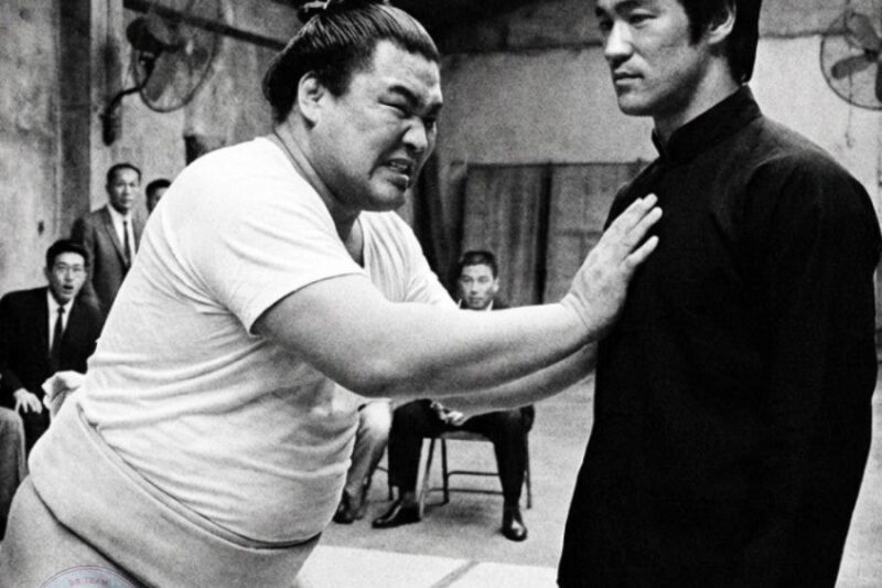 Bruce Lee Told 380lb Sumo Wrestler “Push Me” — The Wrestler Couldn’t Move Him Then Bruce Pushed Back