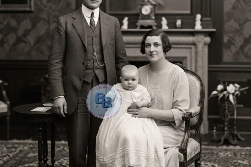 This 1903 Family Portrait Looks Peaceful — Until You See What’s in the Mirror