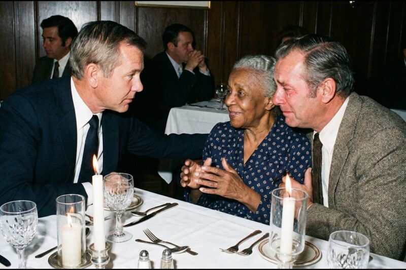 Johnny Carson walked 40 feet across a restaurant for a woman he’d never met — here’s why 